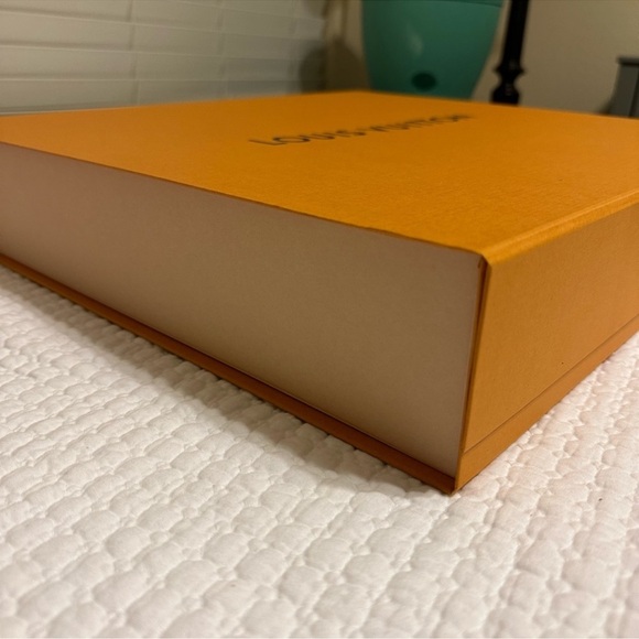 Authentic Louis Vuitton large box - Picture 2 of 2